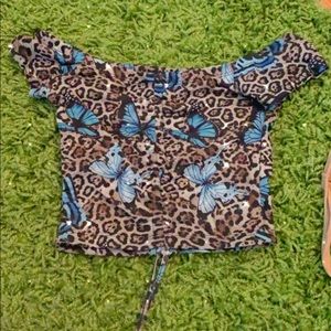 Dropped shoulder butterfly/cheetah print crop top.